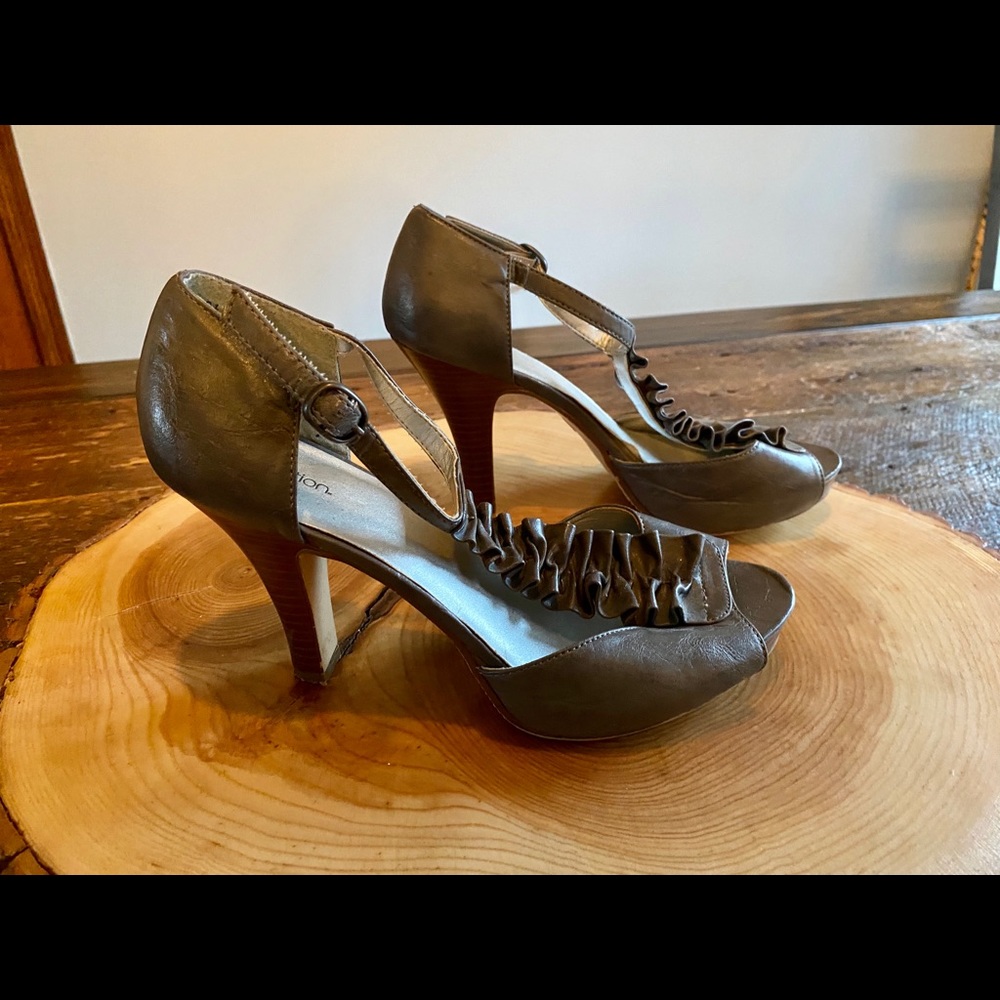 Xhilaration Heels (EUC) Size 8 1/2 - Picture 5 of 8